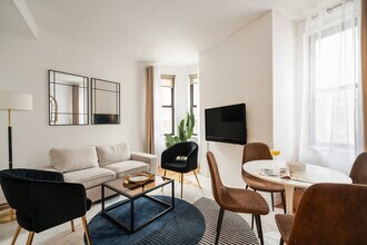 139 Christopher St in New York, NY - Building Photo - Building Photo