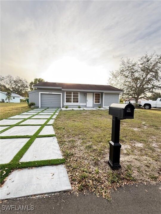 2005 Mariner Ct in La Belle, FL - Building Photo