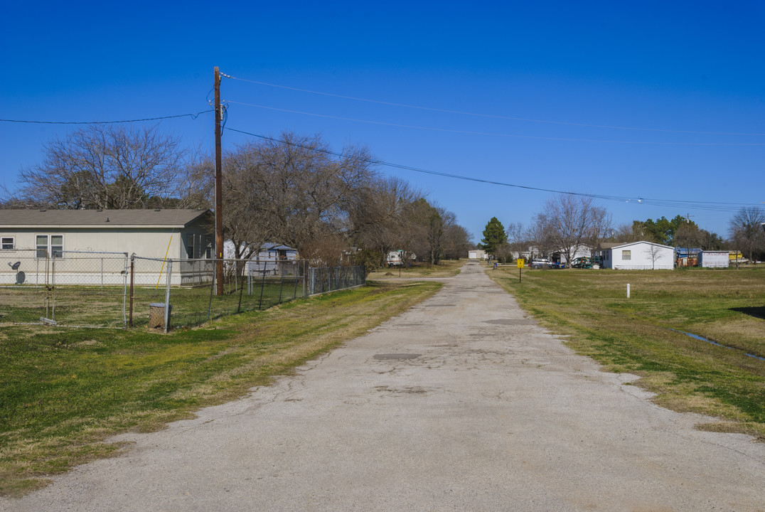 100 Sunset Dr in Tool, TX - Building Photo