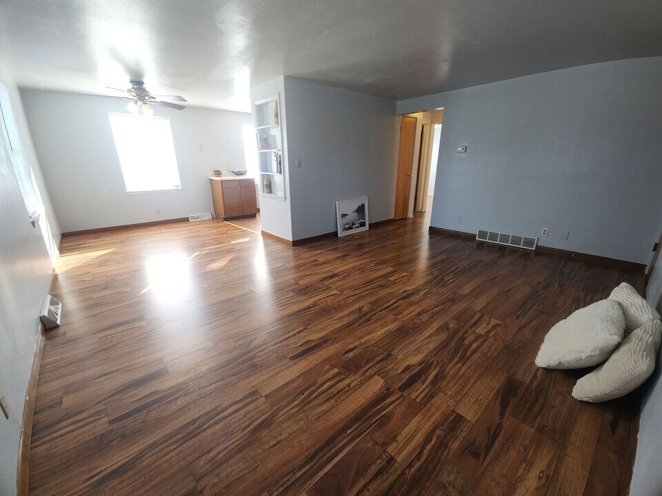 1059 Gillingham Rd in Neenah, WI - Building Photo