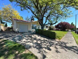 12407 NE Knott St in Portland, OR - Building Photo