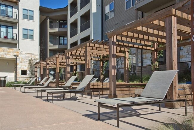 Henley at the RIM in San Antonio, TX - Foto de edificio - Building Photo