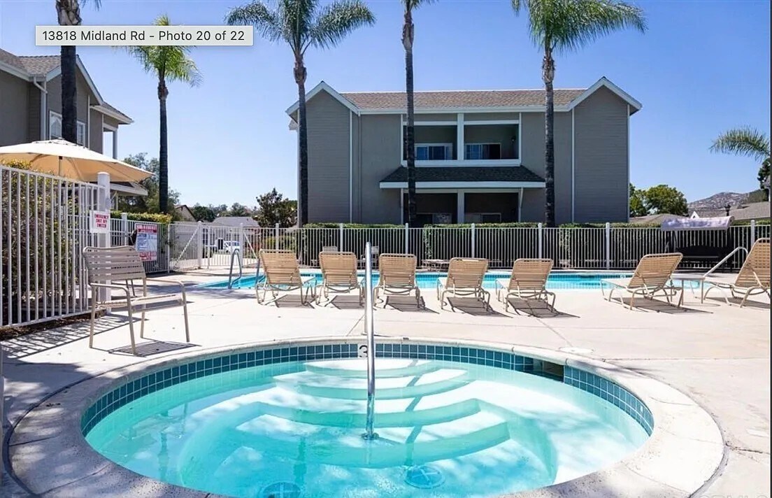13818 Midland Rd in Poway, CA - Foto de edificio