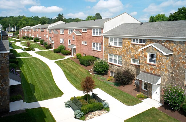 Menands Gardens in Menands, NY - Foto de edificio - Building Photo