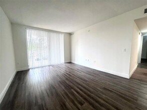 18335 NW 68th Ave, Unit 255-622 in Hialeah, FL - Building Photo - Building Photo