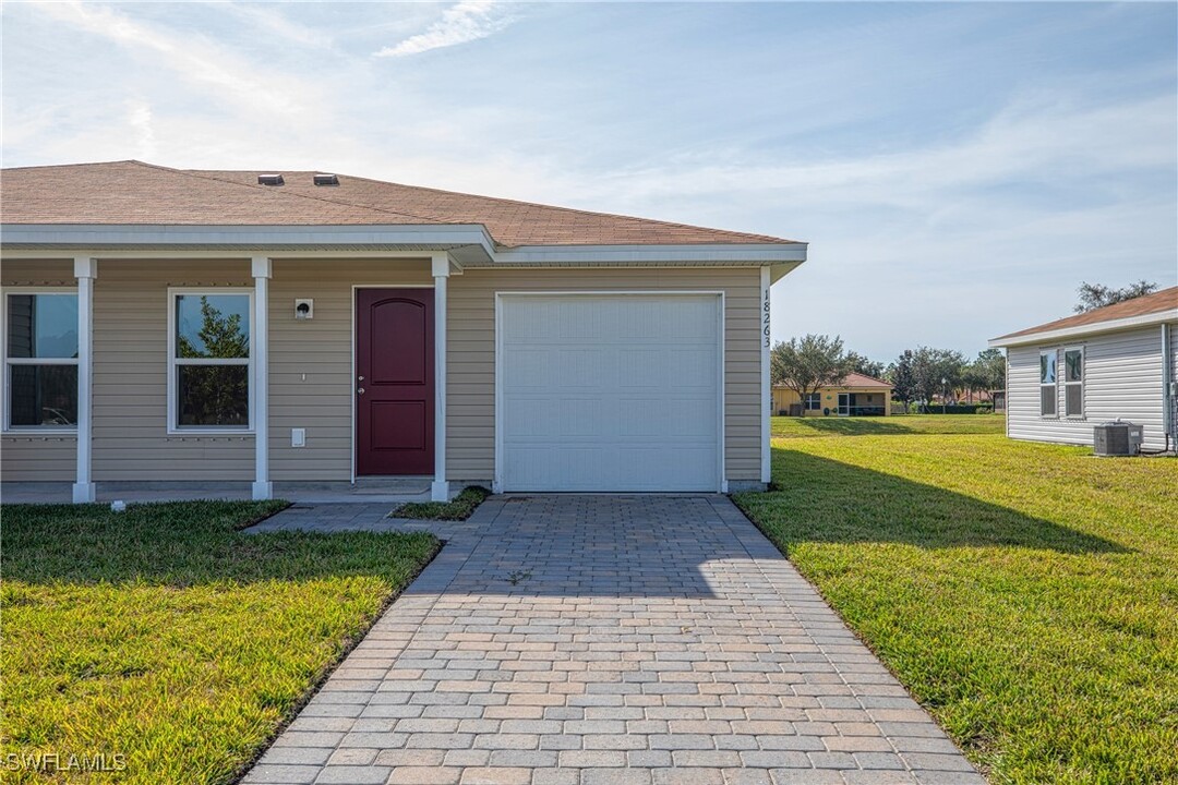 18263 Gibraltar Ln in Lehigh Acres, FL - Foto de edificio