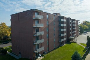 Regency Court Apartments in Guelph, ON - Building Photo