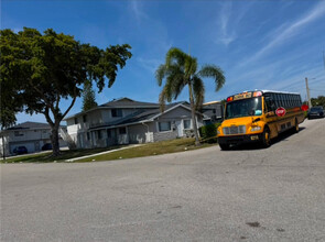 115 E Tiffany Dr in West Palm Beach, FL - Foto de edificio - Building Photo