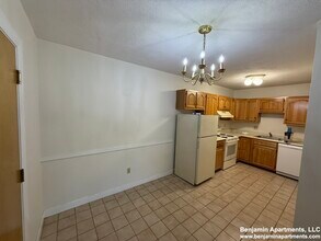 282 Grove St, Unit 06 in Auburndale, MA - Building Photo - Building Photo