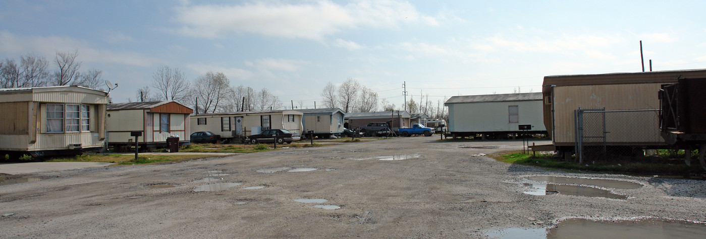 15304 Chef Menteur Hwy in New Orleans, LA - Building Photo