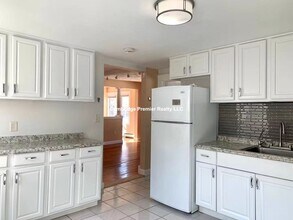 60 Linwood St, Unit 2 in Malden, MA - Foto de edificio - Building Photo