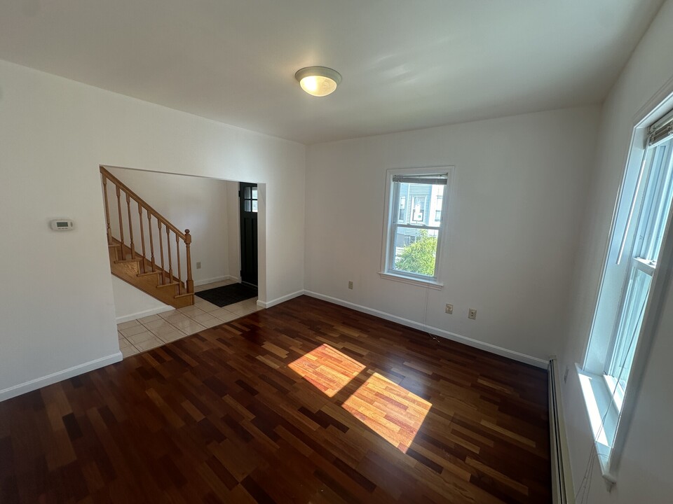 201 Elm St, Unit 201 in Cambridge, MA - Building Photo