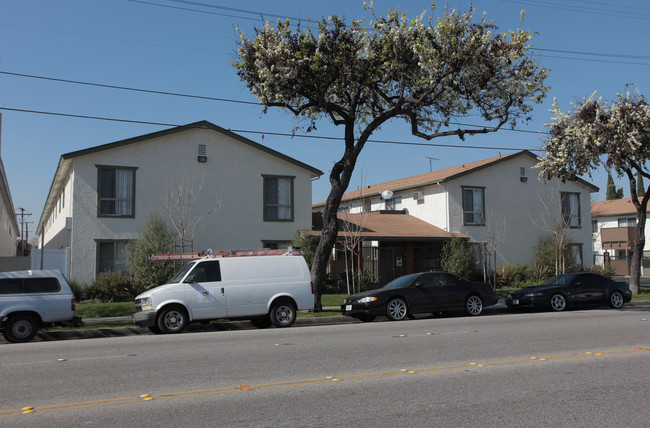 16205 Woodruff Apartments in Bellflower, CA - Building Photo - Building Photo