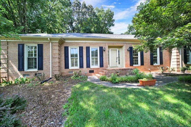 property at 2913 Hinsdale St