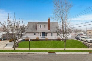 96 Warwick Rd in Island Park, NY - Building Photo