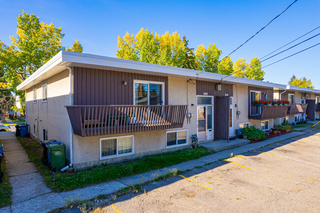 4826 Varsity Dr NW in Calgary, AB - Building Photo - Building Photo