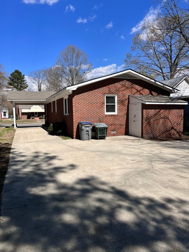 1121 W Thomas St in Rocky Mount, NC - Building Photo - Building Photo