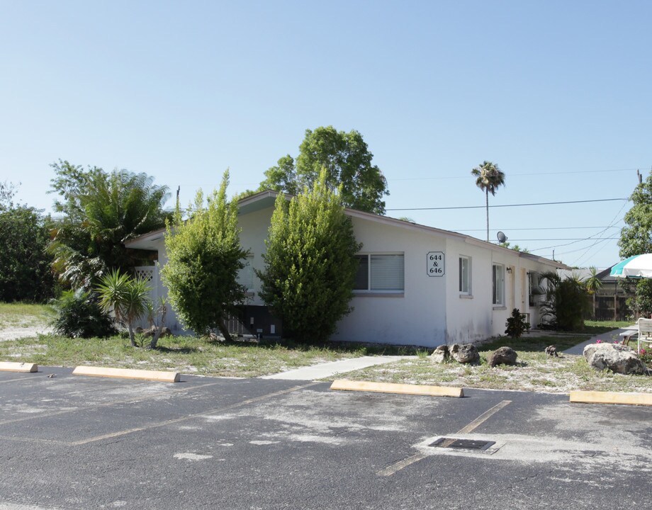 644-646 N 108th Ave in Naples, FL - Building Photo