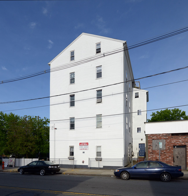 153 Belleville Ave in New Bedford, MA - Foto de edificio - Building Photo