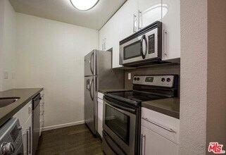 141 S Clark Dr, Unit 118 in Los Angeles, CA - Building Photo - Building Photo