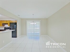 111 Sheryl Lynn Dr in Brandon, FL - Foto de edificio - Building Photo