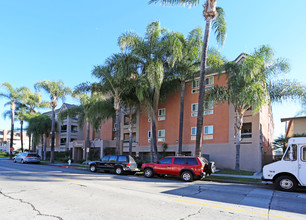 The Courtyard in Santa Ana, CA - Building Photo - Building Photo