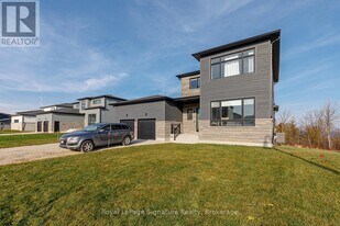 107 Sladden Ct in Blue Mountains, ON - Building Photo