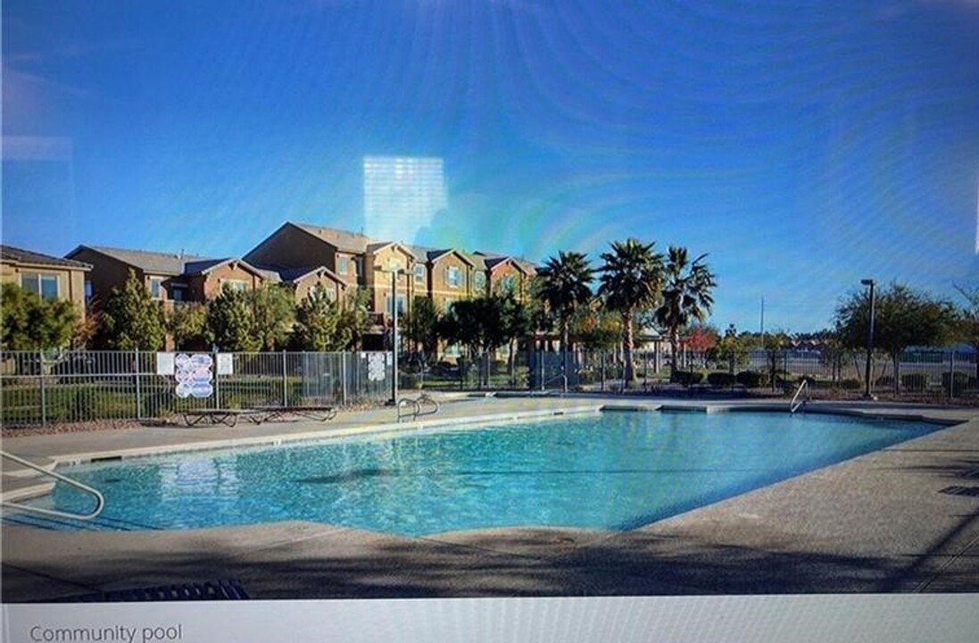 4455 Dover Straight St in Las Vegas, NV - Foto de edificio