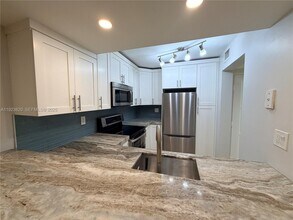 13255 SW 88th Ln in Miami, FL - Foto de edificio - Building Photo