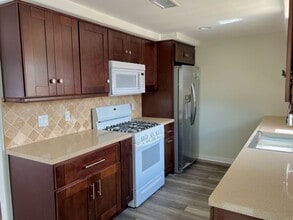 738 Calle Fresno in Thousand Oaks, CA - Building Photo - Building Photo