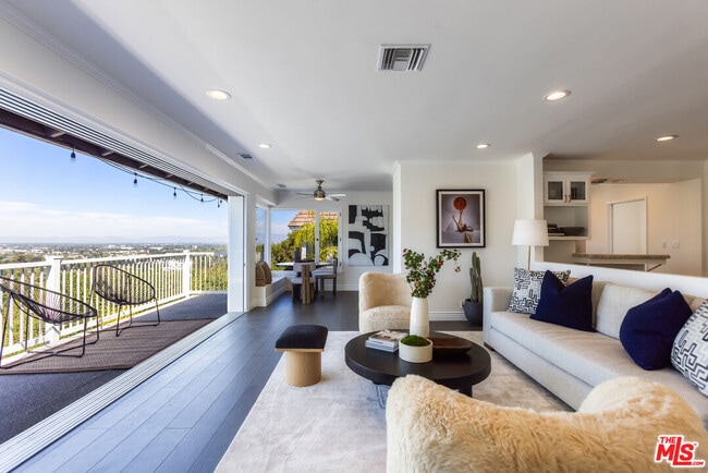 3819 Sunswept Dr in Los Angeles, CA - Building Photo - Building Photo