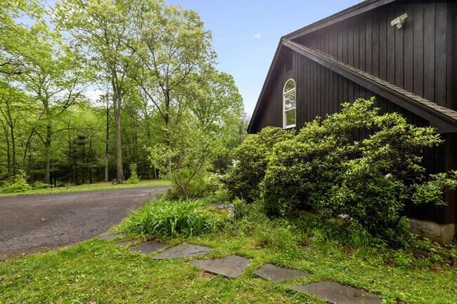 11 Partridge Ln in New Milford, CT - Building Photo - Building Photo