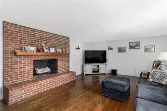 27 Westwood Dr in Portsmouth, RI - Building Photo - Building Photo