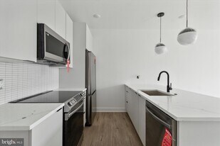 139 W Chelten Ave, Unit 402 in Philadelphia, PA - Building Photo