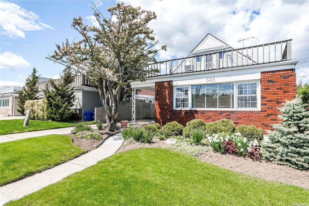 545 E Park Ave in Long Beach, NY - Building Photo