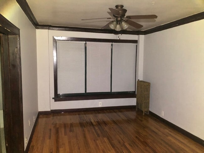 property at 846 W Montrose Ave