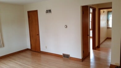 8329 W North Ave, Unit 1 in Wauwatosa, WI - Foto de edificio - Building Photo
