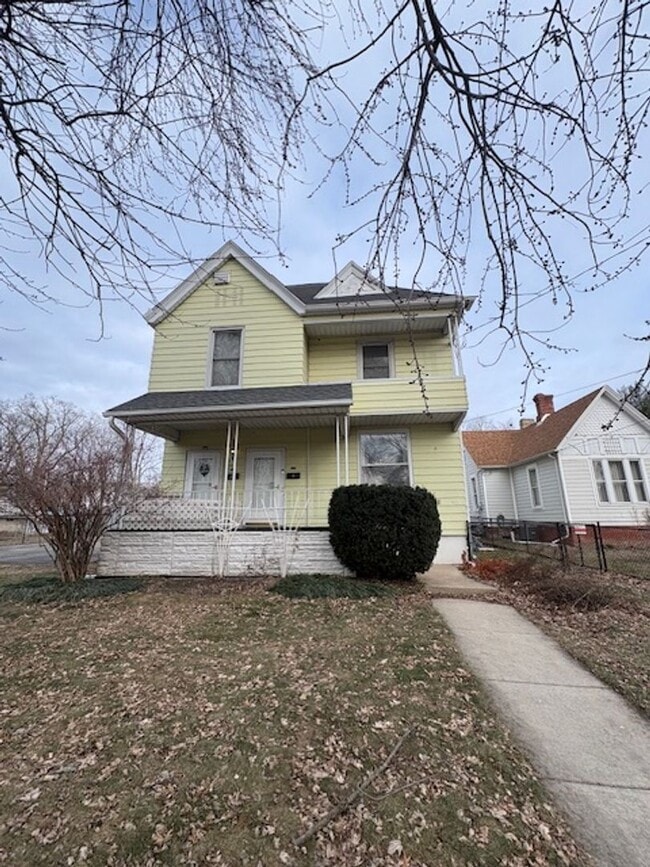 property at 901 NE Glen Oak Ave