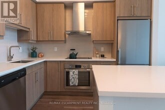 2087 Fairview St in Burlington, ON - Building Photo - Building Photo