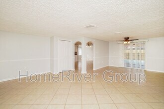 10005 Regency Park Blvd in Port Richey, FL - Building Photo - Building Photo