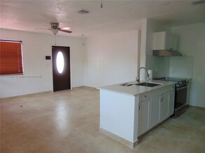 1230 N 70th Way in Hollywood, FL - Building Photo - Building Photo