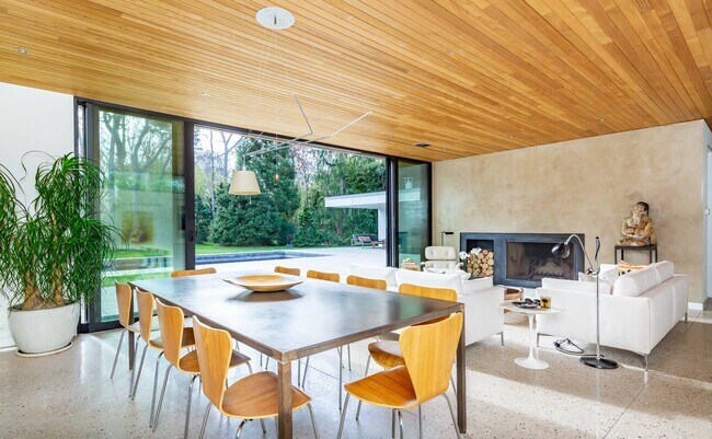34 Westwood Rd in Wainscott, NY - Building Photo - Building Photo