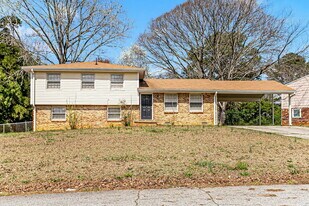 5789 Northfield Dr in Ellenwood, GA - Building Photo