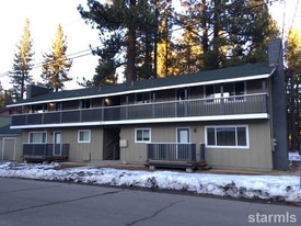 911 Macinaw Rd in South Lake Tahoe, CA - Building Photo