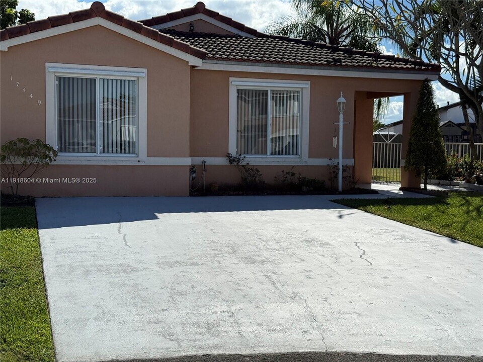 17449 SW 143rd Pl in Miami, FL - Building Photo