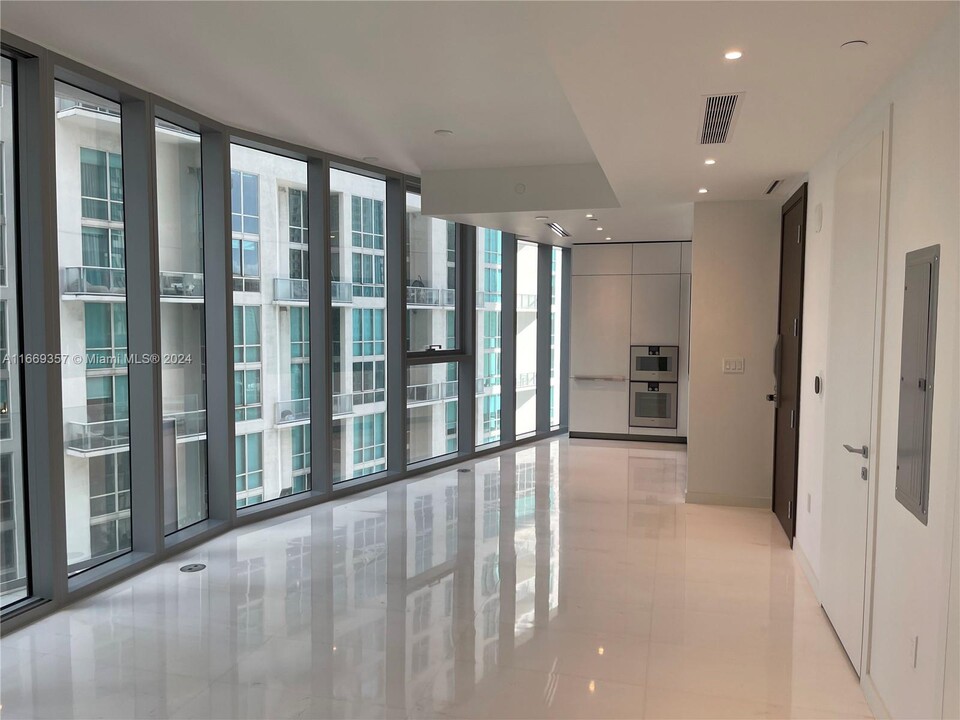 300 Biscayne Boulevard Way, Unit 1006 in Miami, FL - Building Photo