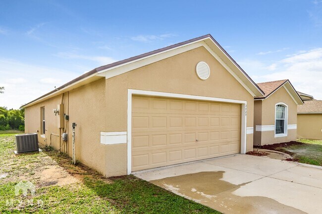 2425 Merry Rd in Tavares, FL - Building Photo - Building Photo