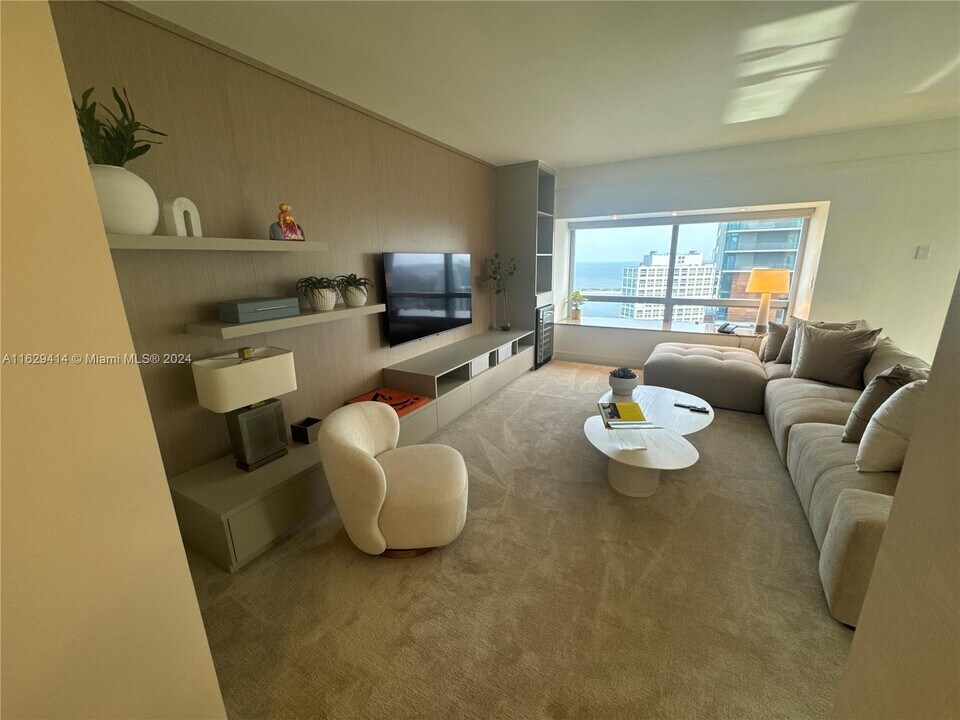 1435 Brickell Ave in Miami, FL - Building Photo
