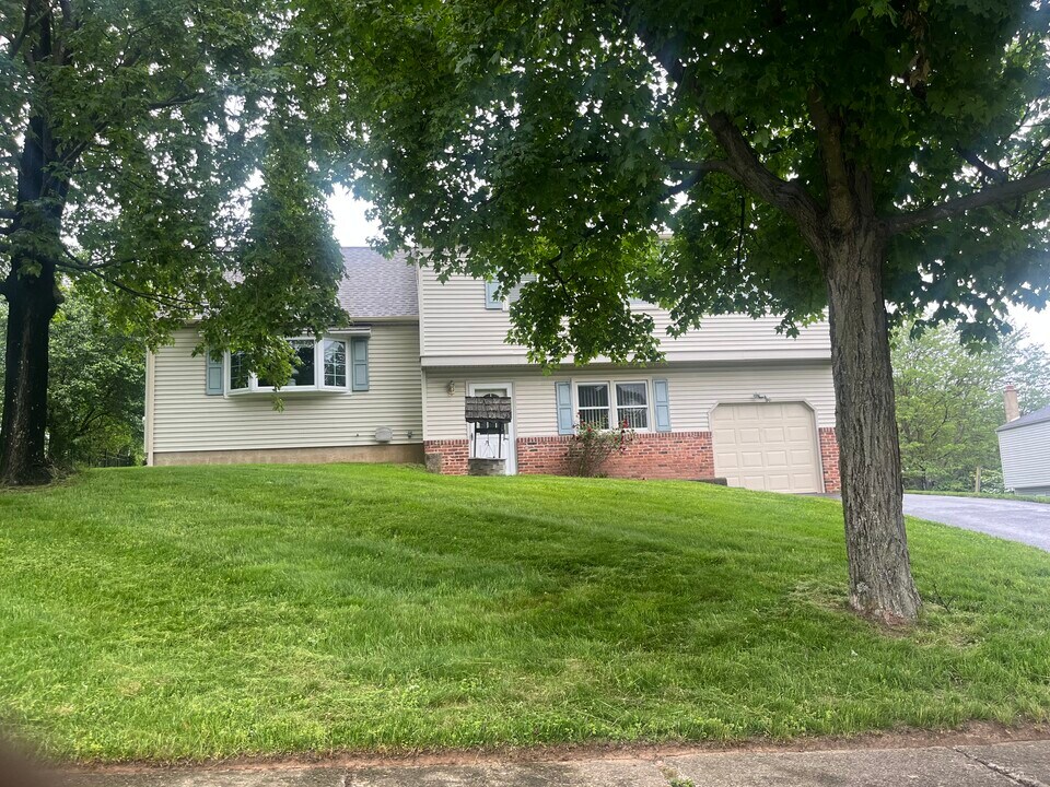 2133 Dapple Dr in Warrington, PA - Foto de edificio