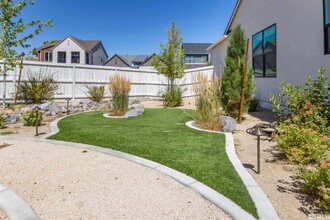 724 W Pleasant Oak Trl in Reno, NV - Building Photo - Building Photo